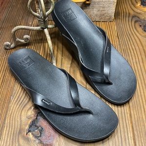 Black Reef flip flops like new